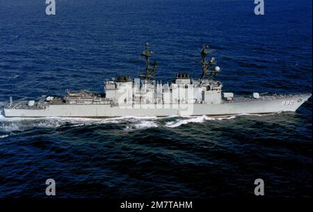 Vue aérienne à tribord du destroyer USS FLETCHER (DD-992) de la classe Spruance en cours près du Pacific missile Test Center, en Californie. Pays : Océan Pacifique (POC) Banque D'Images