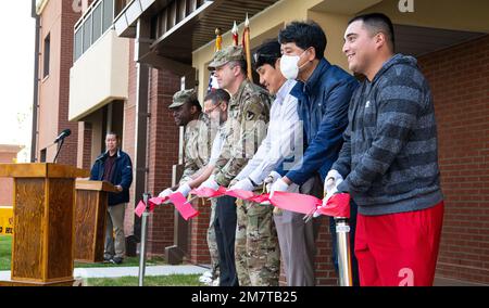 Un nouveau complexe de logements familiaux a ouvert ses portes, 13 mai 2022, lors d'une cérémonie de découpe de ruban sur les États-Unis La garnison militaire Humphreys. Les trois nouvelles tours fournissent chacune 72 logements, pour un total de 216 nouvelles maisons. Les tours, qui contiennent des logements familiaux de trois, quatre et cinq chambres, sont conçues pour les membres du service ayant des familles qui sont stationnés sur l'installation. Banque D'Images