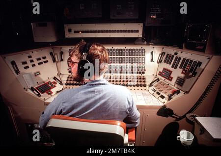 Classe 1st (sous-marins) (MT1) (SS) Bruce Gelinas est assis à une console de salle de contrôle et participe à une simulation de tir de missile à bord du sous-marin de missile balistique nucléaire OHIO (SSBN-726). Le sous-marin construit par General Dynamics Corp. Porte DES missiles balistiques lancés sous-marins TRIDENT C-4 (UGM-96) (SLBM). Base : base navale sous-marine, Groton État : Connecticut (CT) pays : États-Unis d'Amérique (USA) Banque D'Images