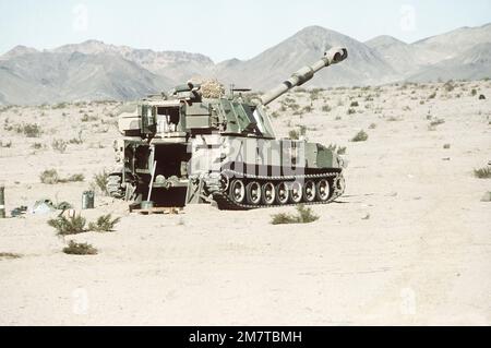 L'un des obusiers automoteurs M-109 155mm utilisés par la Division Marine de 2nd lors de l'opération CAX 1-2-82, tenue au Centre de combat aérien-terrestre du corps de Marine. Objet opération/série: CAX 1-2-82 base: Twentynine Palms État: Californie (CA) pays: États-Unis d'Amérique (USA) Banque D'Images