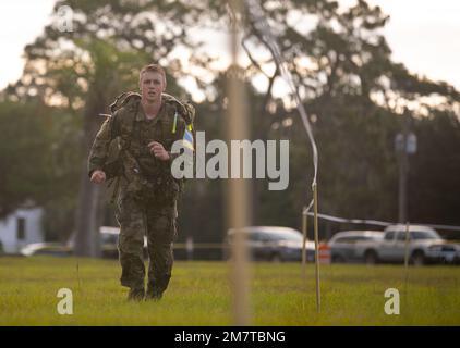 ÉTATS-UNIS Keenan Baxter, représentant la Garde nationale de l'armée de Géorgie, approche de la ligne d'arrivée pendant la partie norvégienne de marche de ruck de la région III du meilleur guerrier sur le camp de débarquement, Floride, 13 mai 2022. La compétition régionale des meilleurs guerriers souligne la létalité, la préparation et les capacités des gardes nationaux de l'Armée de terre dans toute la région du Sud-est. Banque D'Images