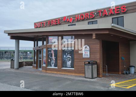 Hill Island, Ontario, Canada - 3 janvier 2023 : une boutique hors taxes du côté canadien de la frontière avec les États-Unis. Banque D'Images