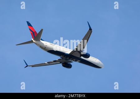 SeaTac, Washington, États-Unis. 10th janvier 2023. Un vol Delta Airlines 737-900ER part à l'aéroport international de Seattle-Tacoma. Crédit : Paul Christian Gordon/Alay Live News Banque D'Images