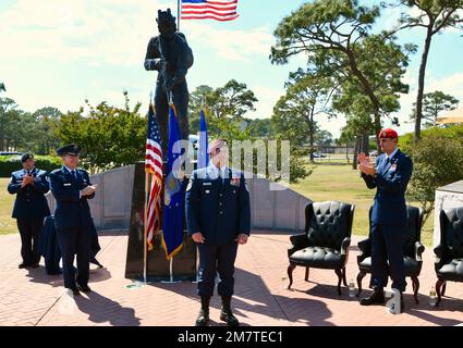 Les membres du Commandement des opérations spéciales de la Force aérienne applaudissent à titre de Sgt. Maître Cory Haggett, un opérateur de tactiques spéciales de l'escadron de tactiques spéciales 23d, 24th, escadre des opérations spéciales, lors d'une cérémonie, 13 mai 2022, à Hurlburt Field, Floride L'étoile d'argent est la troisième plus haute décoration militaire de combat qui peut être décernée à un membre des Forces armées des États-Unis. Banque D'Images