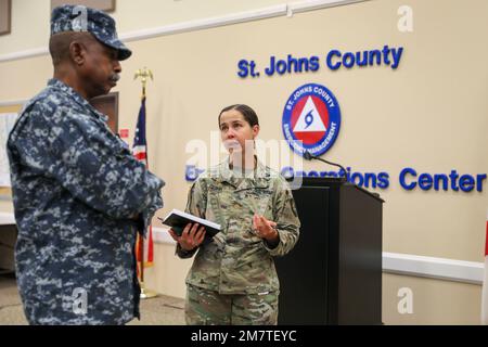 Le Commodore Errington Shurland, chef de la Défense de la Barbade (BDF), est informé par les États-Unis Le Maj. De l'armée Kimberly Quinn, coordonnatrice du programme de partenariat avec l'État de la Garde nationale de Floride, la Garde nationale de Floride (FLNG) pendant un engagement de leader clé (KLE) organisé par FLNG, St. Augustin, 13 mai 2022. Les hauts dirigeants rencontrent les chefs de la Défense de BDF et de la Force de défense d'Antigua-et-Barbuda (ABDF) dans le cadre d'une initiative visant à renforcer les relations avec les pays voisins. Ces relations améliorent la compréhension culturelle des pays voisins tout en augmentant la sécurité de notre hémisphère Banque D'Images