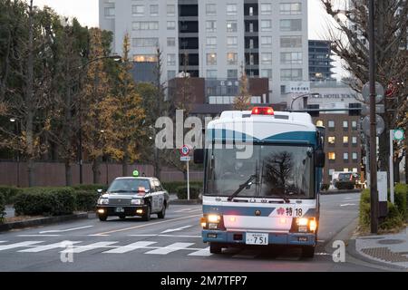 Tokyo, Japon. 6th janvier 2023. Un bus du service de police métropolitaine de Tokyo, conçu pour transporter de nombreux policiers sur des scènes d'urgence ou pour se mettre en scène pour le contrôle des foules, et également comme un wagon de prisonniers pour le transport vers des tribunaux ou des arrestations massives pendant les périodes de troubles civils. Chiyoda City est un quartier spécial situé dans le centre de Tokyo, au Japon. Il est connu comme le centre politique et administratif du Japon, car il abrite le gouvernement japonais, le Palais impérial et la Diète nationale (le Parlement japonais). Chiyoda abrite également de nombreuses ambassades, des quartiers d'affaires et des cultes Banque D'Images