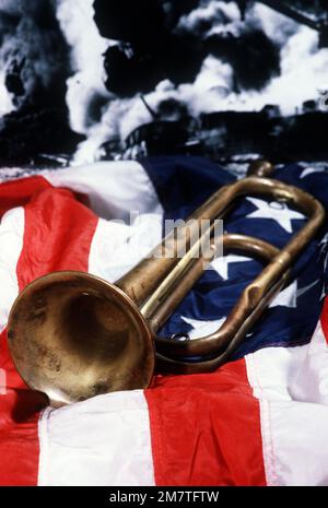 Le bugle qui était à bord du cuirassé USS ARIZONA (BB-39) sur 7 décembre 1941, repose sur le drapeau pour rappeler ce jour fatal à Pearl Harbor. Base: Washington État: District de Columbia (DC) pays: Etats-Unis d'Amérique (USA) Banque D'Images