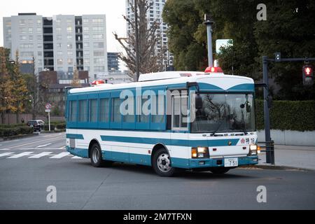 Tokyo, Japon. 6th janvier 2023. Un bus du service de police métropolitaine de Tokyo, conçu pour transporter de nombreux policiers sur des scènes d'urgence ou pour se mettre en scène pour le contrôle des foules, et également comme un wagon de prisonniers pour le transport vers des tribunaux ou des arrestations massives pendant les périodes de troubles civils. Chiyoda City est un quartier spécial situé dans le centre de Tokyo, au Japon. Il est connu comme le centre politique et administratif du Japon, car il abrite le gouvernement japonais, le Palais impérial et la Diète nationale (le Parlement japonais). Chiyoda abrite également de nombreuses ambassades, des quartiers d'affaires et des cultes Banque D'Images