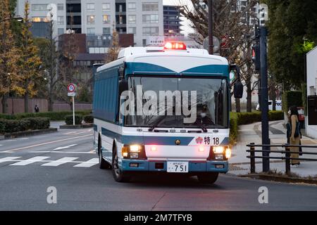 Tokyo, Japon. 6th janvier 2023. Un bus du service de police métropolitaine de Tokyo, conçu pour transporter de nombreux policiers sur des scènes d'urgence ou pour se mettre en scène pour le contrôle des foules, et également comme un wagon de prisonniers pour le transport vers des tribunaux ou des arrestations massives pendant les périodes de troubles civils. Chiyoda City est un quartier spécial situé dans le centre de Tokyo, au Japon. Il est connu comme le centre politique et administratif du Japon, car il abrite le gouvernement japonais, le Palais impérial et la Diète nationale (le Parlement japonais). Chiyoda abrite également de nombreuses ambassades, des quartiers d'affaires et des cultes Banque D'Images