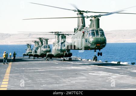 Un hélicoptère marin CH-46 Sea Knight se lève du pont du navire d'assaut amphibie USS SAIPAN (LHA-2). Quatre autres chevaliers de mer sont également visibles. Pays : inconnu Banque D'Images