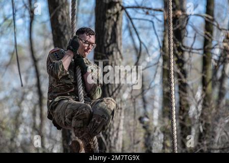 Le Sgt Josiah Bell de Rochester, Minnesota, un Infantryman de la Compagnie B de la Garde nationale du Wisconsin, 1st Bataillon, 128th Infantry Regiment balance une corde dans l’épreuve d’obstacles lors de la compétition du meilleur guerrier de la région IV sur 13 mai 2022. Il est l'un des douze soldats de la Garde nationale participant au 11-15 mai 2022 de compétition des meilleurs guerriers de la région IV, au Camp Ripley, au Minnesota. La compétition annuelle teste les compétences militaires, la force physique et l'endurance des meilleurs soldats et officiers non commissionnés du Minnesota, du Wisconsin, de l'Iowa, de l'Illinois, du Michigan, Indiana et Ohio Natio Banque D'Images