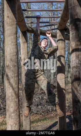 Le Sgt Josiah Bell de Rochester, Minnesota, un Infantryman de la Compagnie B de la Garde nationale du Wisconsin, 1st Bataillon, 128th infanterie Regiment, passe à la barre horizontale suivante de l’épreuve d’obstacles lors de la compétition du meilleur guerrier de la région IV sur 13 mai 2022. Il est l'un des douze soldats de la Garde nationale participant au 11-15 mai 2022 de compétition des meilleurs guerriers de la région IV, au Camp Ripley, au Minnesota. La compétition annuelle teste les compétences militaires, la force physique et l'endurance des meilleurs soldats et officiers non commissionnés du Minnesota, du Wisconsin, de l'Iowa, de l'Illinois, du Michigan, IND Banque D'Images