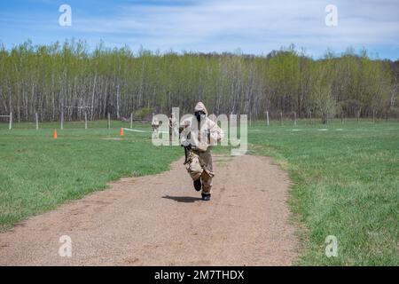 Le Sgt Josiah Bell de Rochester, Minnesota, un Infantryman de la Compagnie B de la Garde nationale du Wisconsin, 1st Bataillon, 128th infanterie Regiment court dans son équipement de posture de protection orientée mission (MOPP) lors de l'événement CBRN de la compétition de meilleur guerrier de la région IV sur 13 mai 2022. Il est l'un des douze soldats de la Garde nationale participant au 11-15 mai 2022 de compétition des meilleurs guerriers de la région IV, au Camp Ripley, au Minnesota. La compétition annuelle teste les compétences militaires, la force physique et l'endurance des meilleurs soldats et officiers non commissionnés du Minnesota, du Wisconsin, de l'Iowa, de l'Illinois Banque D'Images