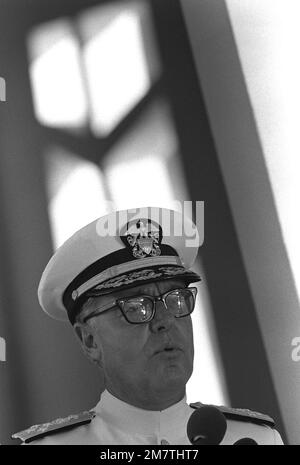ADM James D. Watkins, commandant en chef, États-Unis Pacific Fleet, s'exprime lors de la cérémonie à bord du USS ARIZONA Memorial commémorant le 40th anniversaire de l'attaque japonaise sur Pearl Harbor. Base: Pearl Harbor État: Hawaï (HI) pays: Etats-Unis d'Amérique (USA) Banque D'Images