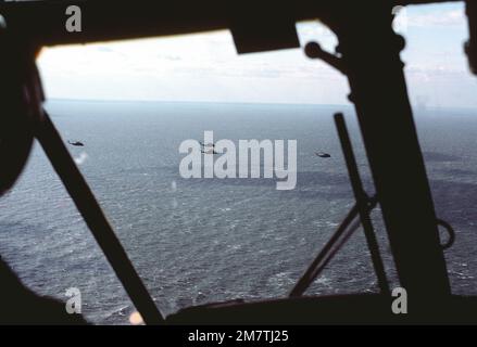 Vue aérienne de quatre hélicoptères Sea Stallion RH-53D vus depuis le poste de pilotage d'un hélicoptère Sea King SH-3 pendant les opérations de recherche et de sauvetage (SAR). Pays: Chesapeake Bay Banque D'Images