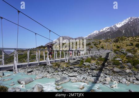 Premier pont tournant au-dessus de la rivière Hooker dans le parc national Aoraki Mount Cook Banque D'Images