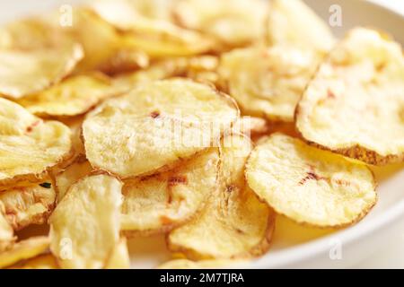 séchez les chips de pomme de terre sur une assiette Banque D'Images