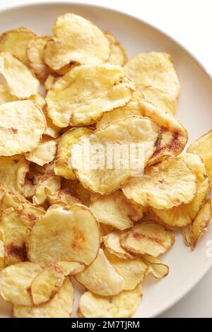 séchez les chips de pomme de terre sur une assiette Banque D'Images