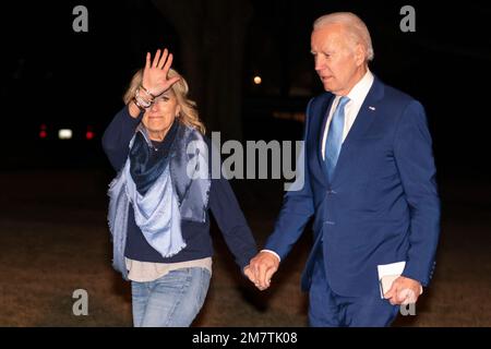 Washington, DC. ÉTATS-UNIS, 11/01/2023, ÉTATS-UNIS Le président Joe Biden et la première dame marchent sur la pelouse sud de la Maison Blanche lorsqu'ils arrivent sur 11 janvier 2023 à Washington, DC. Les Bidens reviennent à la Maison Blanche après leur voyage au Mexique. (Photo d'Oliver Contreras/Abaca) Banque D'Images