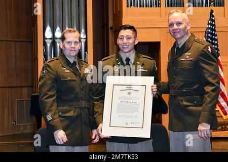 Le lieutenant-colonel Timothy S. ball, professeur de sciences militaires à l'Université du Texas à San Antonio, à gauche, pose avec le nouveau commandant en service 2nd le lieutenant Jacob Bianchi, au centre, et le major-général Dennis LeMaster, commandant des États-Unis Centre d'excellence médical de l'armée (MEDCoE), à droite, lors d'une cérémonie de mise en service qui s'est tenue au campus principal de l'UTSA, à 13 mai 2022. Bianchi était l'un des 24 cadets du corps de formation des officiers de réserve de l'UTSA qui ont obtenu leur diplôme du programme pour gagner leur commission. Il entre dans le corps des services médicaux et participe au cours de base pour les officiers au MEDCoE avant son premier devoir Banque D'Images