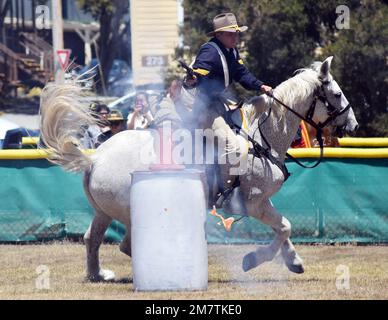 Un soldat affecté au Détachement de cheval du Régiment de cavalerie blindé de 11th fait voler un ballon avec une arme utilisée pour des démonstrations pendant la Journée des langues du Centre des langues étrangères de l'Institut des langues de la Défense au Presidio de Monterey, en Californie, en 13 mai. Le 11th Cavalry Regiment a été affecté à l'origine au Presidio en juillet 1919, et l'unité de cérémonie est dédiée à la préservation de l'histoire et des traditions de l'unité originale. Banque D'Images