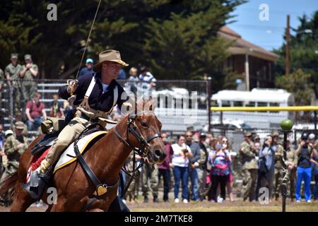 Un soldat affecté au détachement de cheval du Régiment de cavalerie blindée de 11th démontre ses compétences en équitation lors de la Journée des langues du Centre des langues étrangères de l'Institut des langues de la Défense, au Presidio de Monterey, en Californie, en 13 mai. Le 11th Cavalry Regiment a été affecté à l'origine au Presidio en juillet 1919, et l'unité de cérémonie est dédiée à la préservation de l'histoire et des traditions de l'unité originale. Banque D'Images