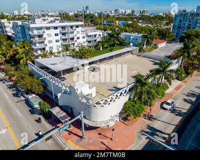 Miami Beach, FL, Etats-Unis - 10 janvier 2023: Photo aérienne Walgreens Miami Beach 10th Street et Alton Road Banque D'Images