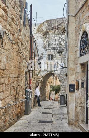 Jérusalem, Israël - 15 novembre 2022 : allée ancienne dans le quartier juif, Jérusalem. Banque D'Images