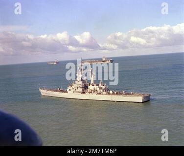 Vue de l'axe du navire-fusée guidé à propulsion nucléaire USS MISSISSIPPI (CGN-40). Base: Tanger pays: Maroc (MAR) Banque D'Images