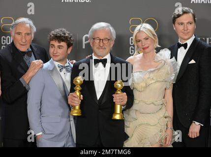 Beverly Hills, États-Unis. 10th janvier 2023. (G-D) Judd Hirsch, Gabriel LaBelle, Steven Spielberg, Michelle Williams et Paul Dano apparaissent en coulisses après avoir remporté le prix de la meilleure photo - drame pour « les Fabelmans » lors des Golden Globe Awards 80th annuels au Beverly Hilton à Beverly Hills, Californie, mardi, 10 janvier 2023. Photo de Jim Ruymen/UPI crédit: UPI/Alay Live News Banque D'Images