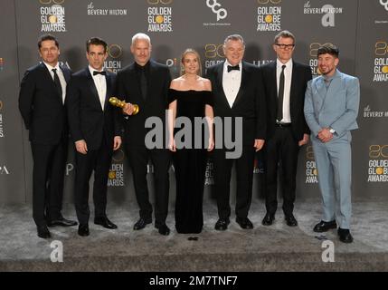 Beverly Hills, États-Unis. 10th janvier 2023. (G-D) Peter Czernin, Colin Farrell, Martin McDonagh, Kerry Condon, Brendan Gleeson, Graham Broadbent et Barry Keoghan apparaissent dans les coulisses après avoir remporté le prix de la meilleure image - comédie musicale pour les Banshees of Inisherin lors des Golden Globe Awards 80th au Beverly Hilton de Beverly Hills, Californie, mardi, 10 janvier 2023. Photo de Jim Ruymen/UPI crédit: UPI/Alay Live News Banque D'Images