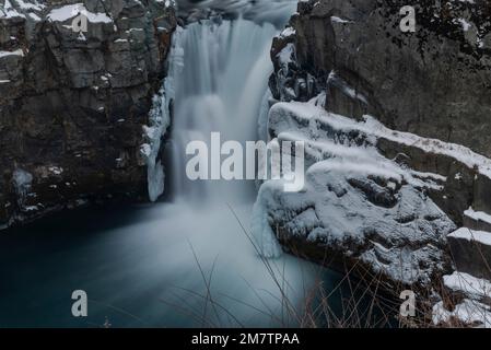 Un long cliché d'exposition d'une chute d'eau partiellement gelée d'Aharbal pendant une journée froide et nuageux à Kulgam. Les eaux de la rivière Veshu créent l'une des chutes d'eau les plus majestueuses connues sous le nom de Aharbal ou Niagara Falls of Kashmir. Les chutes d'eau ont un cadre pittoresque comprenant d'épaisses forêts de sapins, situées au sud de Srinagar. C'est l'une des meilleures destinations touristiques de la vallée du Cachemire. Banque D'Images