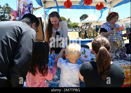 Une famille visite la tente de l’école russe chinoise pendant la journée des langues, à 13 mai 2022, au Presidio de Monterey, en Californie. Le Centre des langues étrangères de l'Institut des langues de la Défense a organisé la Journée des langues pour donner aux professeurs et aux étudiants la possibilité de partager la langue et la culture dont ils ont appris. Banque D'Images