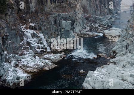 Kulgam, Inde. 10th janvier 2023. Une vue de la cascade partiellement gelée d'Aharbal pendant une journée froide et nuageux à Kulgam. Les eaux de la rivière Veshu créent l'une des chutes d'eau les plus majestueuses connues sous le nom de Aharbal ou Niagara Falls of Kashmir. Les chutes d'eau ont un cadre pittoresque comprenant d'épaisses forêts de sapins, situées au sud de Srinagar. C'est l'une des meilleures destinations touristiques de la vallée du Cachemire. (Photo par Irrees Abbas/SOPA Images/Sipa USA) crédit: SIPA USA/Alay Live News Banque D'Images