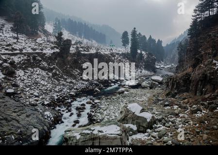 Kulgam, Inde. 10th janvier 2023. La rivière Veshu coule pendant une journée froide brumeuse à Kulgam. Les eaux de la rivière Veshu créent l'une des chutes d'eau les plus majestueuses connues sous le nom de Aharbal ou Niagara Falls of Kashmir. Les chutes d'eau ont un cadre pittoresque comprenant d'épaisses forêts de sapins, situées au sud de Srinagar. C'est l'une des meilleures destinations touristiques de la vallée du Cachemire. (Photo par Irrees Abbas/SOPA Images/Sipa USA) crédit: SIPA USA/Alay Live News Banque D'Images