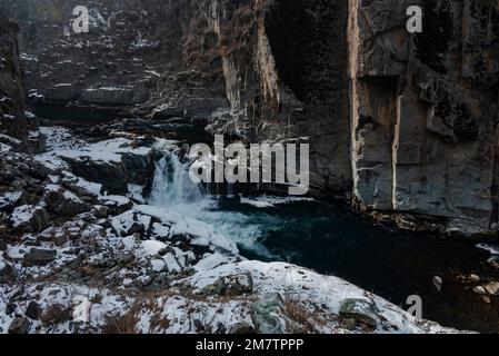 Kulgam, Inde. 10th janvier 2023. Une vue de la cascade partiellement gelée d'Aharbal pendant une journée froide et nuageux à Kulgam. Les eaux de la rivière Veshu créent l'une des chutes d'eau les plus majestueuses connues sous le nom de Aharbal ou Niagara Falls of Kashmir. Les chutes d'eau ont un cadre pittoresque comprenant d'épaisses forêts de sapins, situées au sud de Srinagar. C'est l'une des meilleures destinations touristiques de la vallée du Cachemire. (Photo par Irrees Abbas/SOPA Images/Sipa USA) crédit: SIPA USA/Alay Live News Banque D'Images