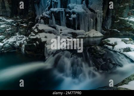 Kulgam, Inde. 10th janvier 2023. Un long cliché d'exposition de la cascade d'Aharbal gelée pendant une journée froide et nuageux à Kulgam. Les eaux de la rivière Veshu créent l'une des chutes d'eau les plus majestueuses connues sous le nom de Aharbal ou Niagara Falls of Kashmir. Les chutes d'eau ont un cadre pittoresque comprenant d'épaisses forêts de sapins, situées au sud de Srinagar. C'est l'une des meilleures destinations touristiques de la vallée du Cachemire. (Photo par Irrees Abbas/SOPA Images/Sipa USA) crédit: SIPA USA/Alay Live News Banque D'Images