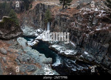 Kulgam, Inde. 10th janvier 2023. Une vue de la cascade partiellement gelée d'Aharbal pendant une journée froide et nuageux à Kulgam. Les eaux de la rivière Veshu créent l'une des chutes d'eau les plus majestueuses connues sous le nom de Aharbal ou Niagara Falls of Kashmir. Les chutes d'eau ont un cadre pittoresque comprenant d'épaisses forêts de sapins, situées au sud de Srinagar. C'est l'une des meilleures destinations touristiques de la vallée du Cachemire. (Photo par Irrees Abbas/SOPA Images/Sipa USA) crédit: SIPA USA/Alay Live News Banque D'Images