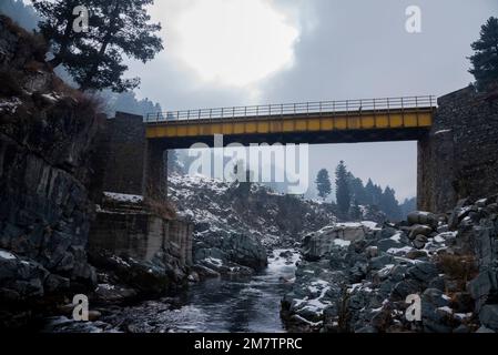 Kulgam, Inde. 10th janvier 2023. La rivière Veshu coule pendant une journée froide brumeuse à Kulgam. Les eaux de la rivière Veshu créent l'une des chutes d'eau les plus majestueuses connues sous le nom de Aharbal ou Niagara Falls of Kashmir. Les chutes d'eau ont un cadre pittoresque comprenant d'épaisses forêts de sapins, situées au sud de Srinagar. C'est l'une des meilleures destinations touristiques de la vallée du Cachemire. (Photo par Irrees Abbas/SOPA Images/Sipa USA) crédit: SIPA USA/Alay Live News Banque D'Images