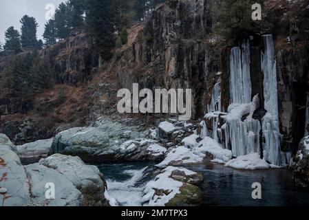 Kulgam, Inde. 10th janvier 2023. Vue sur la chute d'eau gelée d'Aharbal pendant une journée froide et nuageux à Kulgam. Les eaux de la rivière Veshu créent l'une des chutes d'eau les plus majestueuses connues sous le nom de Aharbal ou Niagara Falls of Kashmir. Les chutes d'eau ont un cadre pittoresque comprenant d'épaisses forêts de sapins, situées au sud de Srinagar. C'est l'une des meilleures destinations touristiques de la vallée du Cachemire. (Photo par Irrees Abbas/SOPA Images/Sipa USA) crédit: SIPA USA/Alay Live News Banque D'Images