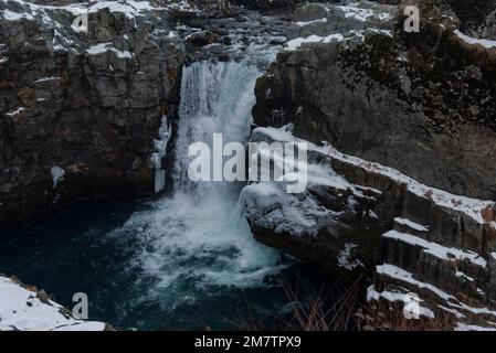 Kulgam, Inde. 10th janvier 2023. Vue sur la chute d'eau partiellement gelée d'Aharbal pendant une journée froide et nuageux à Kulgam. Les eaux de la rivière Veshu créent l'une des chutes d'eau les plus majestueuses connues sous le nom de Aharbal ou Niagara Falls of Kashmir. Les chutes d'eau ont un cadre pittoresque comprenant d'épaisses forêts de sapins, situées au sud de Srinagar. C'est l'une des meilleures destinations touristiques de la vallée du Cachemire. (Photo par Irrees Abbas/SOPA Images/Sipa USA) crédit: SIPA USA/Alay Live News Banque D'Images