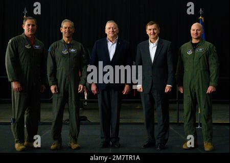 ÉTATS-UNIS Le colonel de la Force aérienne David Berkland, commandant de l'escadre du 354th Fighter (à droite), pose avec des représentants des États-Unis Commandement Indo-Pacifique et Lockheed Martin lors de la cérémonie de la dernière arrivée des avions 13 mai 2022, sur la base aérienne d'Eielson, en Alaska. L’arrivée du dernier avion de l’aile, 15 avril, a marqué la fin d’un processus de coucher de deux ans qui a donné lieu à deux escadrons de chasseurs opérationnels composés de 54 avions F-35A à code de combat affectés en permanence. Banque D'Images