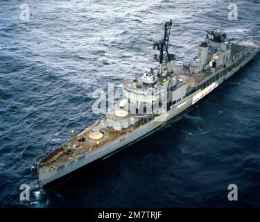 Vue aérienne du navire cible ex-USS BAUSELL lors de l'évaluation des dommages, près du Centre d'essais des missiles du Pacifique (PMTC), point Mugu, Californie. Pays : Océan Pacifique (POC) Banque D'Images