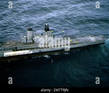 Vue aérienne du navire cible ex-USS BAUSELL lors de l'évaluation des dommages, près du Centre d'essais des missiles du Pacifique (PMTC), point Mugu, Californie. Pays : Océan Pacifique (POC) Banque D'Images