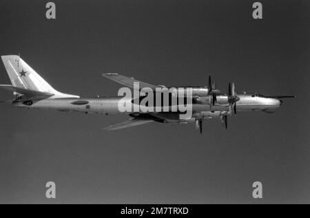 Vue aérienne à droite d'un avion soviétique Tu-95 Bear à environ 42 miles de la côte de Virginie. L'avion Tu-95, basé à Cuba, vient de pénétrer dans la zone de défense aérienne des États-Unis pour voir de manière aérienne les essais en mer du nouveau porte-avions à propulsion nucléaire CARL VINSON (CVN-70). Pays: Océan Atlantique (AOC) Banque D'Images