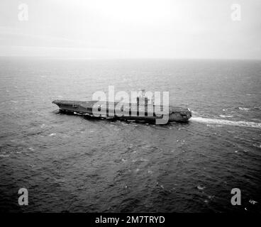 Une vue aérienne du porte-avions à propulsion nucléaire USS CARL VINSON (CVN-70) est en cours. Pays: Océan Atlantique (AOC) Banque D'Images