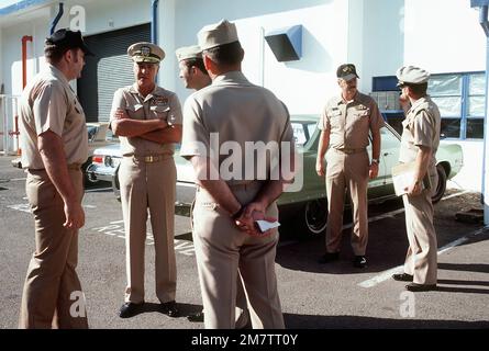 James D. Watkins, commandant en chef, États-Unis Pacific Fleet, s'entretient avec le personnel de la marine lors de sa visite à la station navale. Base: Station navale, Cubi point État: Luzon pays: Philippines (PHL) Banque D'Images