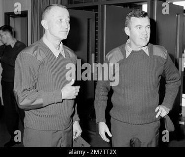 LE MGÉN Lawrence F. Sullivan, commandant général de la Marine corps Logistics base, se prépare à présenter LE BGÉN Clyde D. Dean, aux États-Unis Inspecteur général du corps maritime, aux officiers de son commandement. Base: Corps de la marine base de Logis, Albany État: Géorgie (GA) pays: Etats-Unis d'Amérique (USA) Banque D'Images