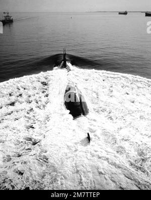 Une vue aérienne de la poupe du sous-marin d'attaque nucléaire USS ATLANTA (SSN-712) est en cours. Base: Hampton Roads, Norfolk État: Virginie (va) pays: États-Unis d'Amérique (USA) Banque D'Images