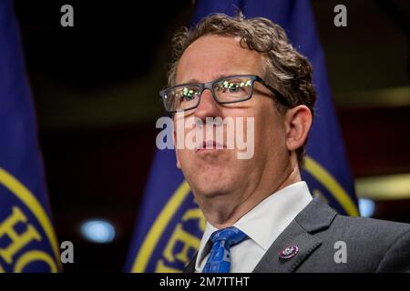 Washington, DC, Etats-Unis, mardi, 10 janvier, 2023. Le représentant des États-Unis, Adrian Smith (républicain du Nebraska), écoute les remarques lors d'une conférence de presse au Capitole des États-Unis à Washington, DC, Etats-Unis, mardi, 10 janvier, 2023. Photo de Rod Lamkey/CNP/ABACAPRESS.COM Banque D'Images